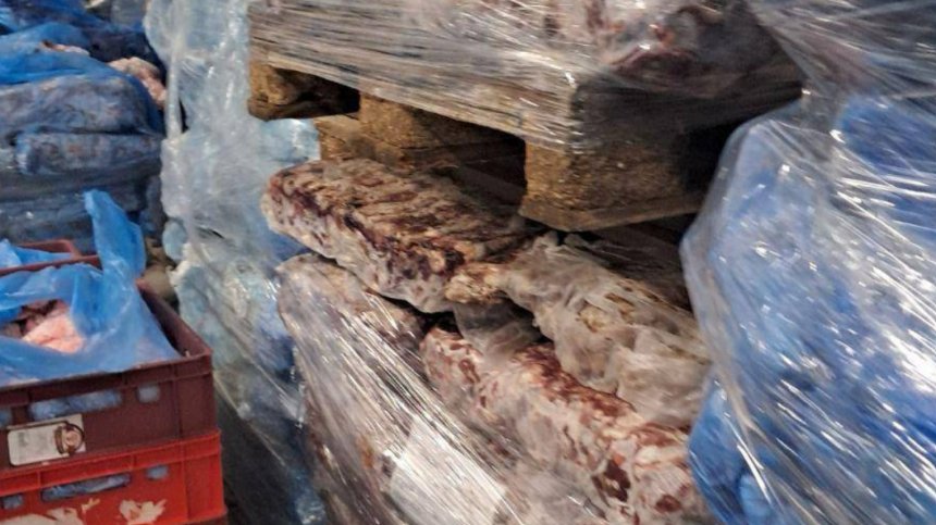 Тонове негодно месо: БАБХ разкри хладилни камери с плесен и ръжда в Соколово