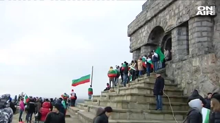 Стотици изкачиха връх Шипка, за да отдадат почит към загиналите за свободата