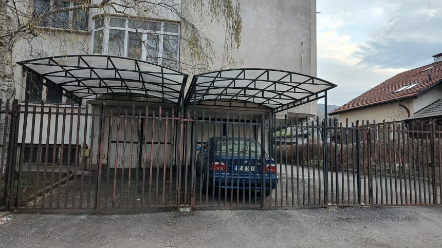 Сигнал: Съседи направиха незаконни навеси, присвоиха общи части