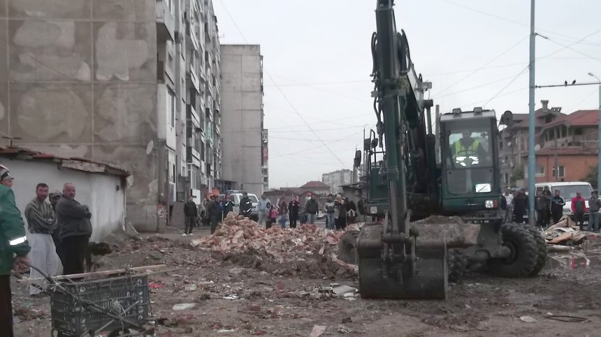 Събарят незаконни постройки в пловдивския кв. "Столипиново"