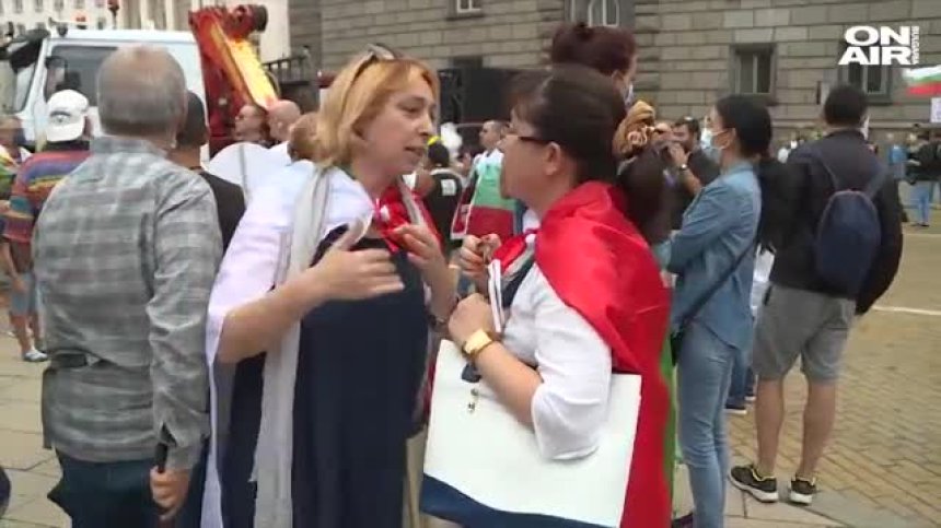 Разказ от протеста: Жени усетиха риск от провокация, застанаха пред полицаите