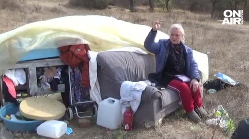 Жена живее под открито небе на нива в Родопите от месеци, моли да получи местожителство