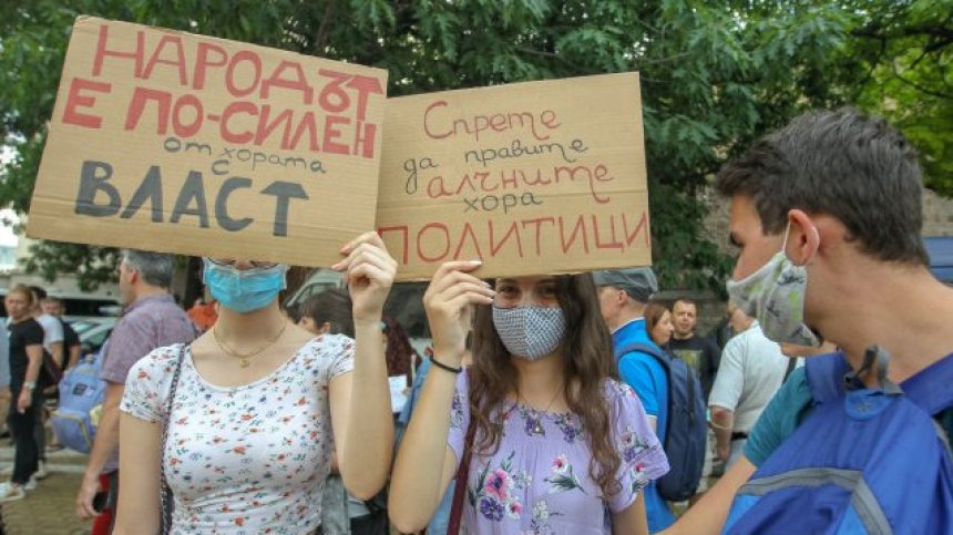 Протести в цялата страна, демонстранти запалиха чучело