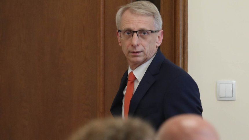 Акад. Денков за БТР-ите за Украйна: Никога не са ползвани, в тежест са за България