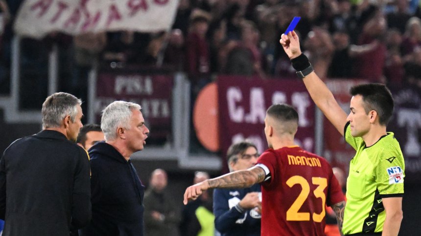 Въвеждат син картон във футбола - какво ще означава той?