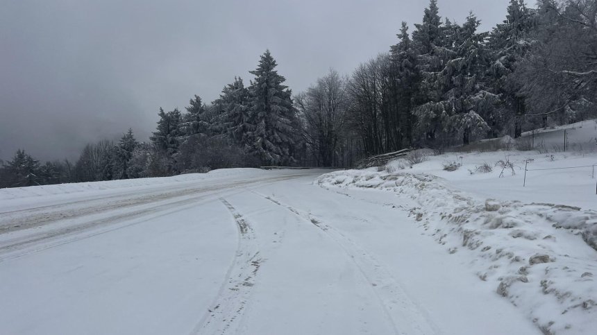 Вали сняг в прохода Шипка, мъгла ограничава видимостта