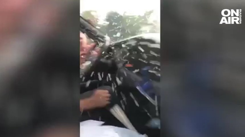 Агресивен шофьор потроши на сол стъкло на бус с голи ръце, пострада друг водач (+ВИДЕО)