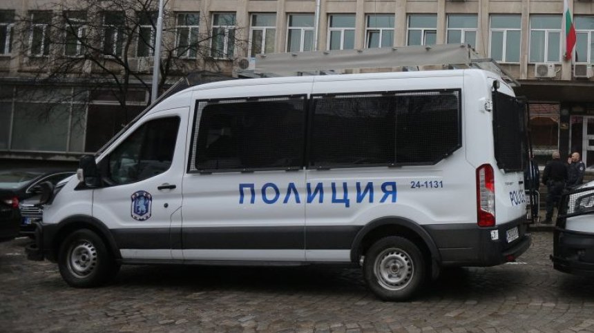 Пиян мъж извади нож на полицай и го вкара в болницата