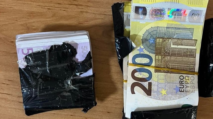 Задържаха на границата шофьор на ТИР, "топлил се" с подплата от 100 000 лв.