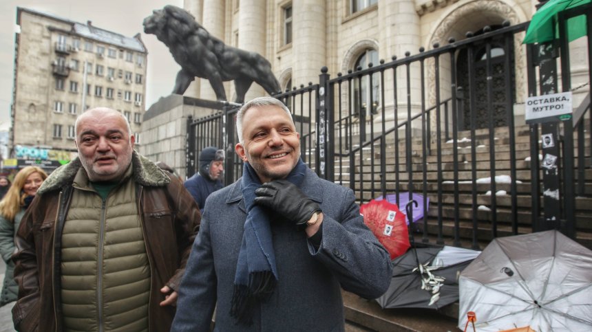 Акция с чадъри пред Съдебната палата за оставката на Гешев