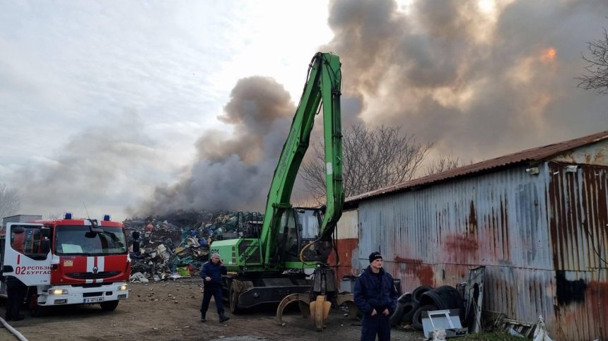 В Бургас гори складова база за отпадъци