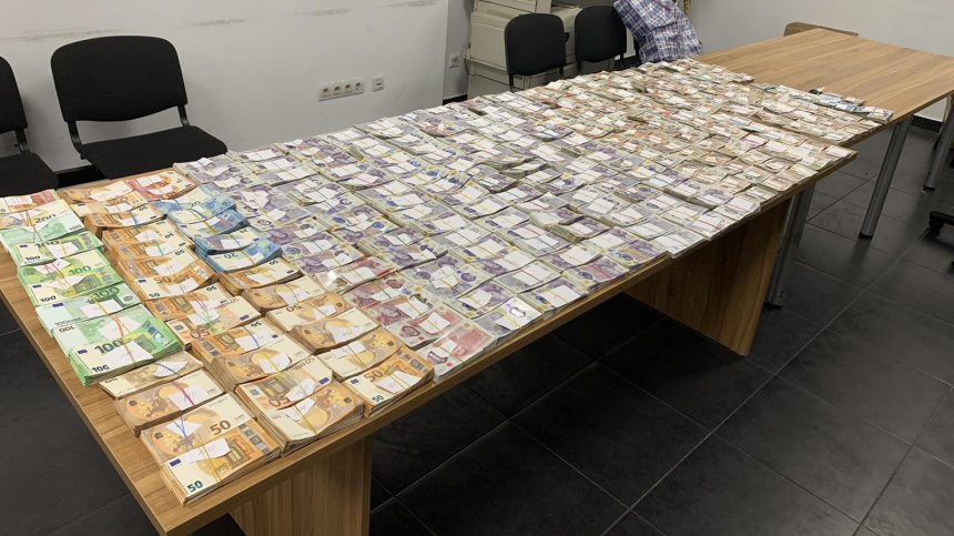 Митничари хванаха недекларирана валута за над 1 270 000 лв.