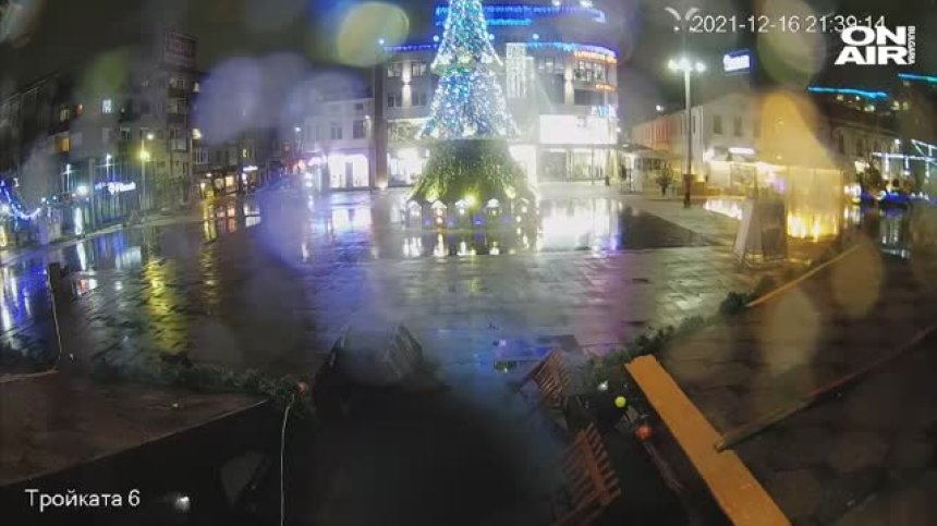 Да мразиш Коледа и да угасиш светлините на елхата в Бургас