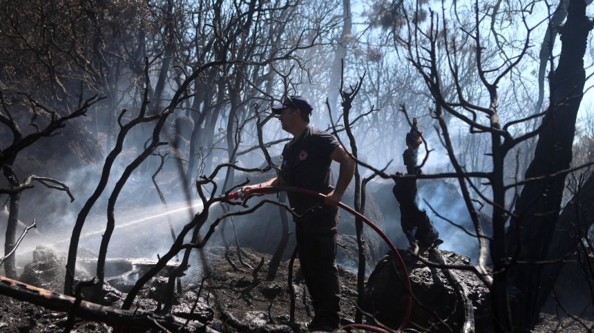 Гръцки острови са в плен на пожарите, евакуират хора