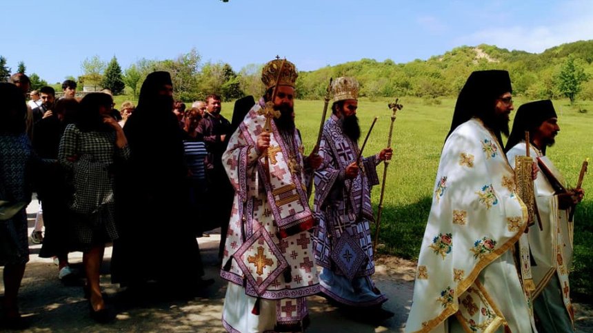 На Светли вторник - стотици се поклониха пред чудотворната икона в Роженския манастир