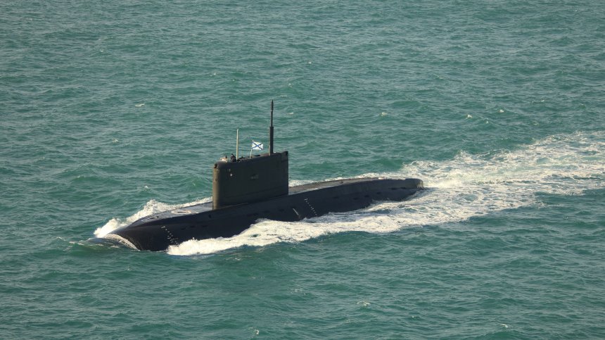 Великобритания изпрати военни кораби да пазят подводни кабели от руски подводници