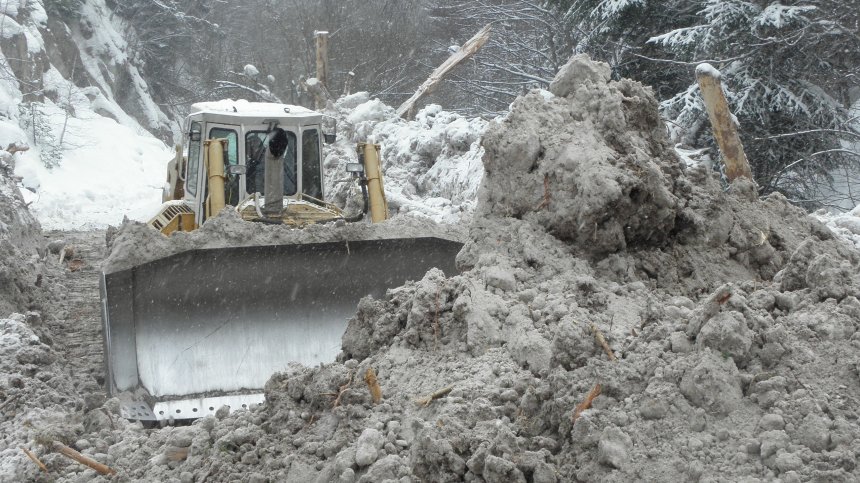 Лавина падна в Пирин, има загинал и затрупани хора