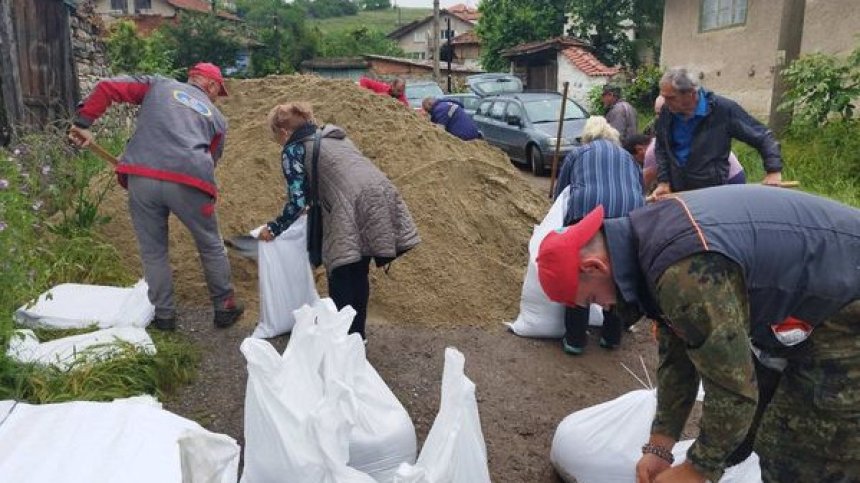 Още една безсънна нощ в Северозапада: "За пореден път ни залива, страх ни е"