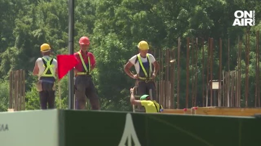 Как се справят строителните работници в горещините?