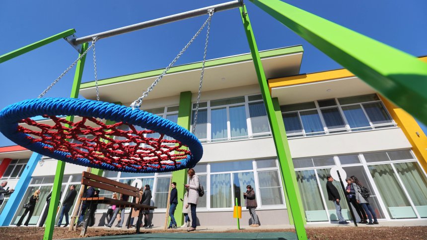 Бюджет 2026: Майчинството през втората година ще е 460 евро