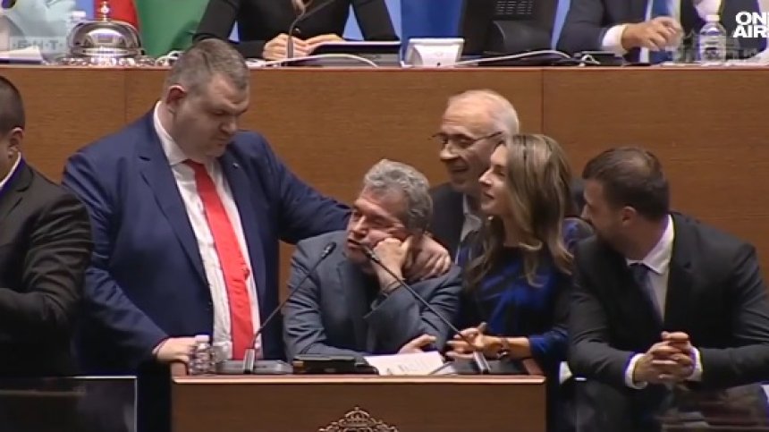 Депутатите закриха 50-ия парламент със скандали, чупене и чалга