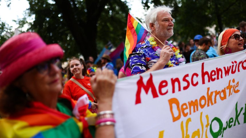 ЛГБТ шествие и второ в защита на семейството от мъж и жена в Германия (СНИМКИ)