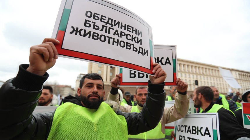 Не пуснаха на жълтите павета тракторите на протестиращите земеделци