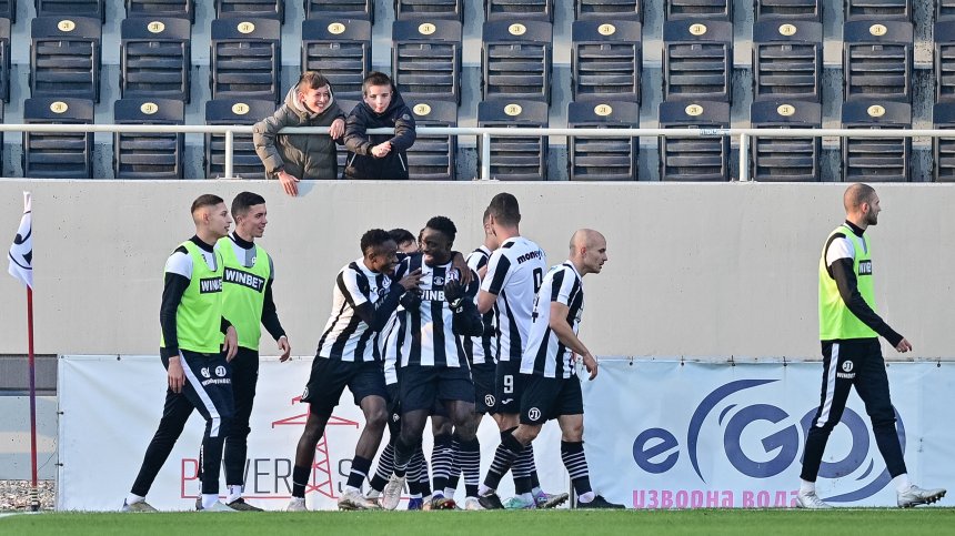 "Локо" (Пд) наниза три гола за 13 минути на "Пирин" и завърши годината с успех