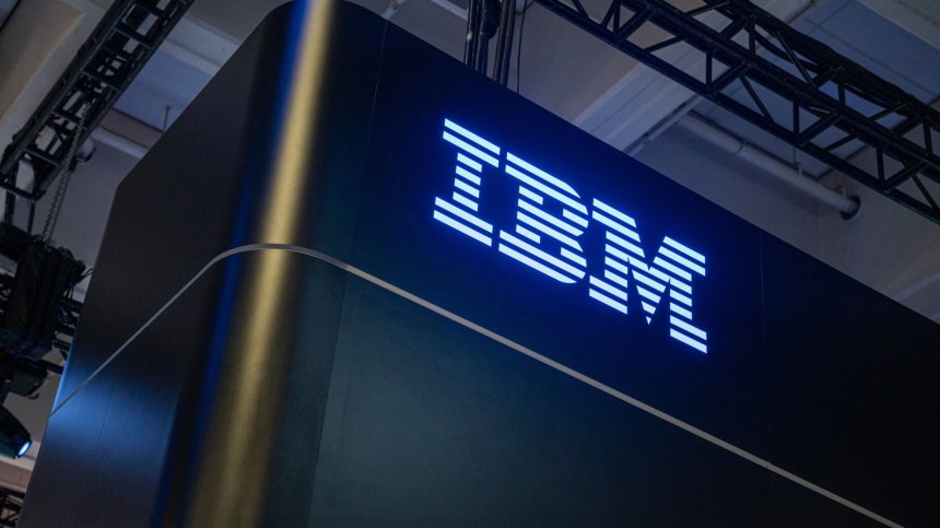 Изкуственият интелект ни превзема все повече: IBM спира да наема служители