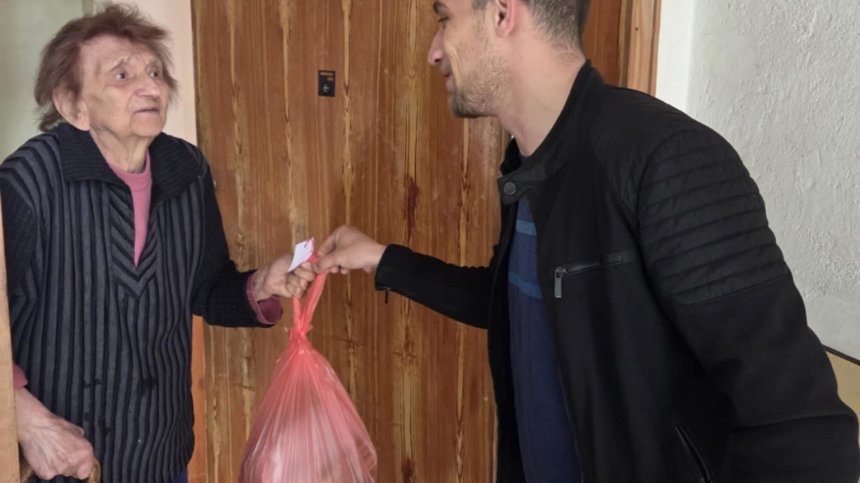 Младежкото БСП раздаде стотици пакети с козунаци и боядисани яйца (+СНИМКИ)