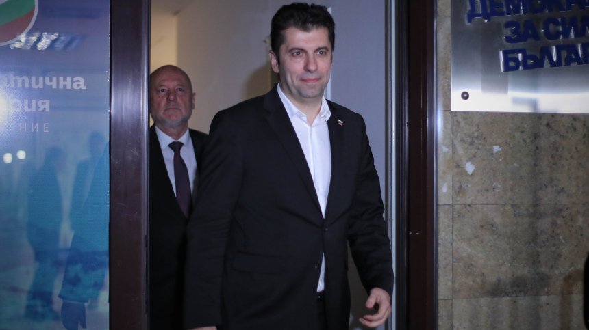 Нов обрат: Споразумението на ГЕРБ не се приема сега, Петков поиска 9 месеца