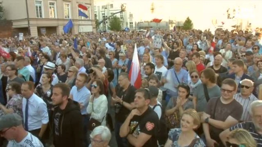 Полша прие спорната съдебна реформа на фона на масови протести