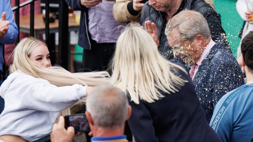 Заляха Найджъл Фарадж с млечен шейк, задържаха млада жена