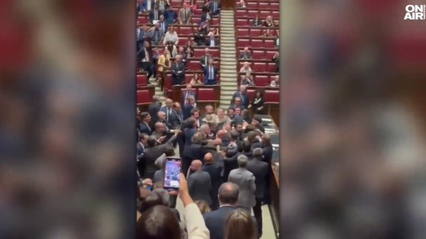Бой в парламента в Италия вкара депутат в инвалидна количка