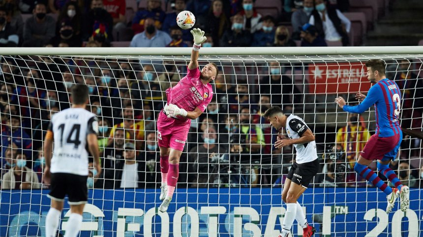 "Барса" удари "Валенсия" с 3:1, Куман временно се спаси