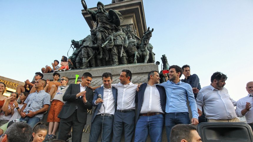 Серия от протести пред НС в защита на кабинета и засилено полицейско присъствие 