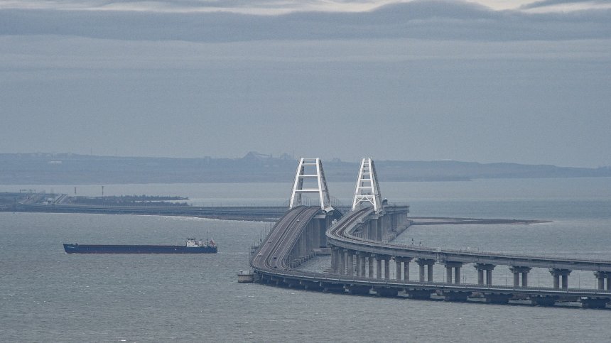 Блокирано е движението на Кримския мост, издадоха предупреждение към пътуващите