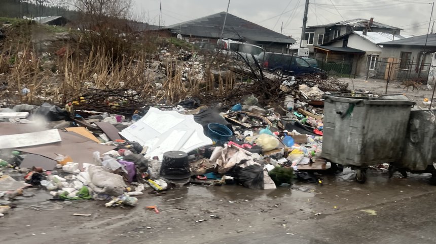 Улици в кв. "Факултета": Планина от боклуци край пътното платно