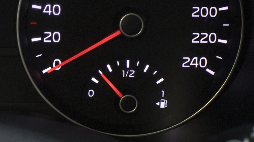 Защо стрелката на горивото пада бавно, а после рязко - обяснението