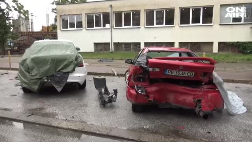 Млад шофьор потроши 5 автомобила в Пловдив, арестуваха го