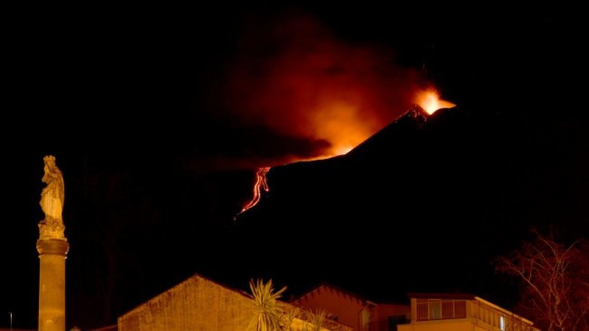 Огнено зрелище: Вулканът Етна изригна и възпламени нощното небе на Сицилия