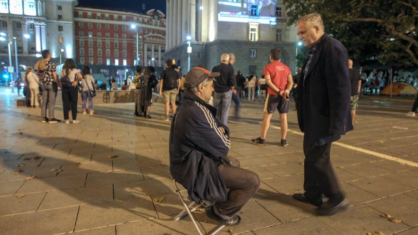 Въпреки че Отровното трио се оттегли, протестът продължава