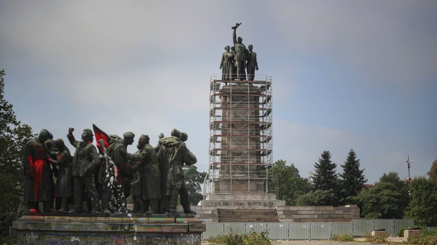 Изградиха скеле около Паметника на Съветската армия 