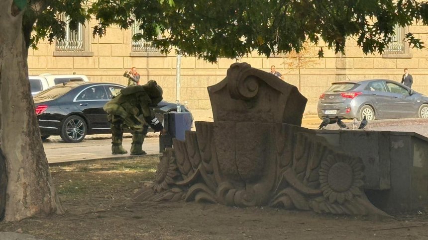 Куфар пред президентството вдигна полицията на крак по време на КСНС