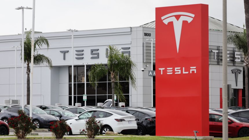 Страх тресе служителите на Tesla заради имейл с "Уважаеми служител..."
