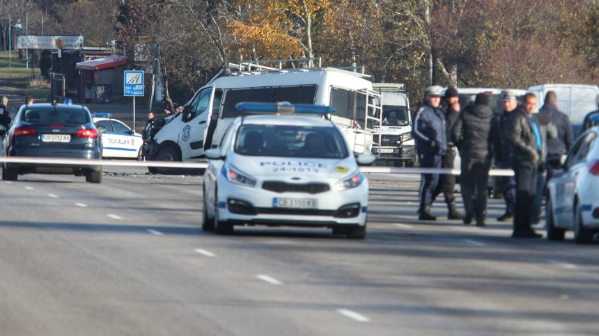 Повторение на трагедията от Бургас: Колата с мигрантите се врязала в полицейския бус в София