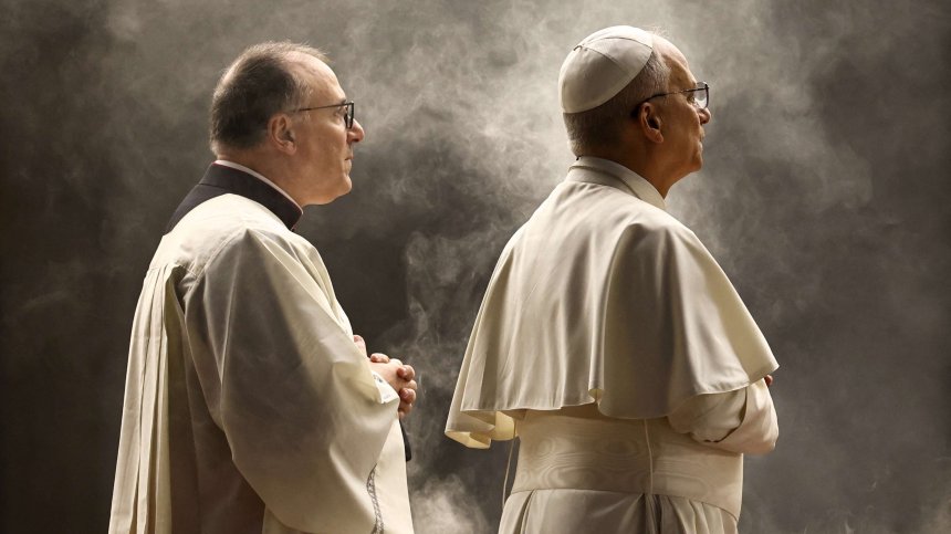 Папа Лъв XIV води бдение и молитва за мир във Ватикана (СНИМКИ)