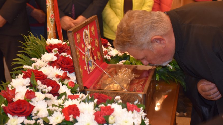 Километрични опашки от вярващи се извиха пред манастира "Св. Георги Победоносец" в Поморие