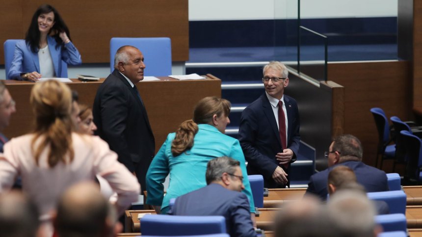 Депутатите обсъждат три законопроекта и изслушват осем министри