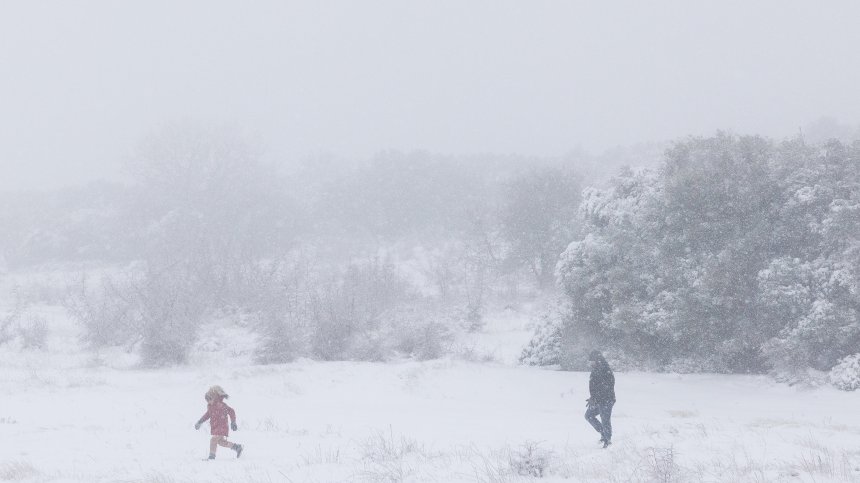 Снежни бури затвориха пристанища и училища в Гърция
